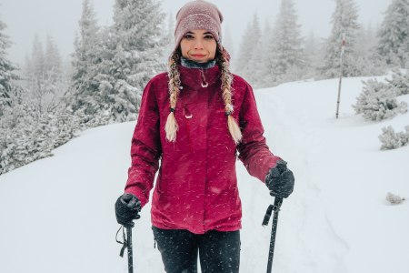 Mädchen beim Schneeschuhwandern auf der verschneiten Rax 
