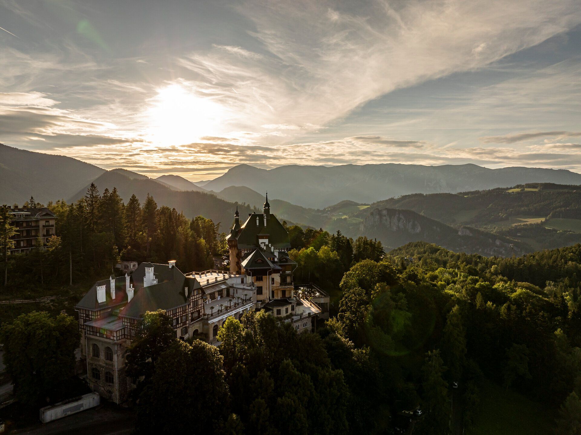 Blick auf das Südbahnhotel Semmering mit der Rax im Hintergrund