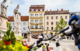 Hauptplatz Wiener Neustadt mit Blick auf das Hotel Zentral 