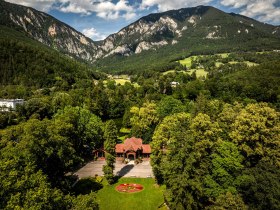 Umgeben von majestätischen Bergen und üppigem Grün, lädt die idyllische Landschaft zu unvergesslichen Erlebnissen ein. Die sanften Hügel und der strahlend blaue Himmel schaffen eine perfekte Kulisse für entspannte Tage in der Natur. Hier, wo die Schönheit der Wiener Alpen erlebbar wird, spürt man die Ruhe und den Zauber der Berge.