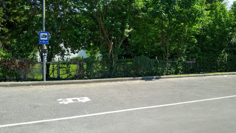 Ein Parkplatz für Wohnmobile mit einem Schild und einer Markierung auf dem Boden.