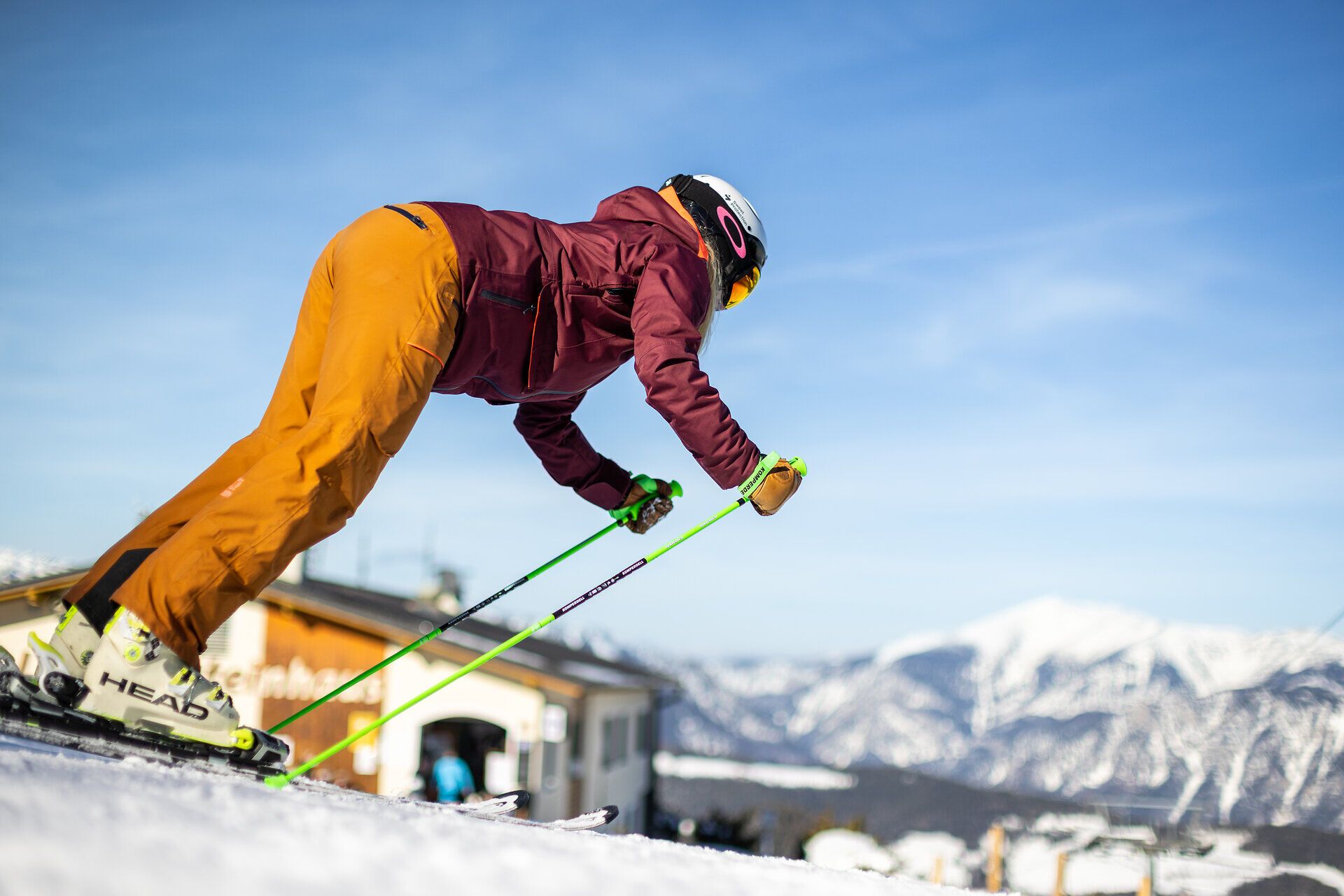 Ein Skifahrer gleitet elegant über die schneebedeckten Pisten, während die strahlende Wintersonne die majestätischen Wiener Alpen erleuchtet. Die frische, klare Luft und die glitzernden Schneekristalle schaffen eine unvergessliche Atmosphäre für Wintersportler und Naturliebhaber. Hier, wo die Berge und der Schnee eine perfekte Harmonie bilden, wird jeder Schwung zum Erlebnis.