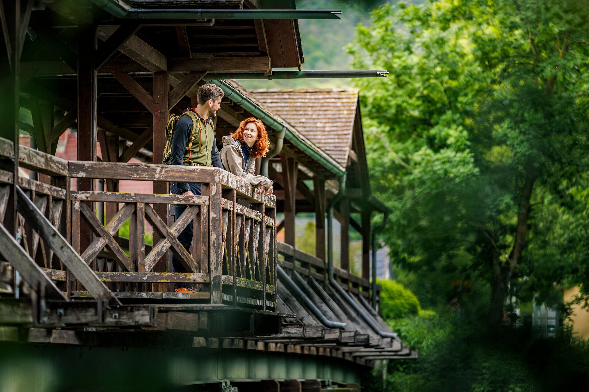 Ein Frau und ein Mann stehen auf einer Brücke am Rosalia Rundwanderweg