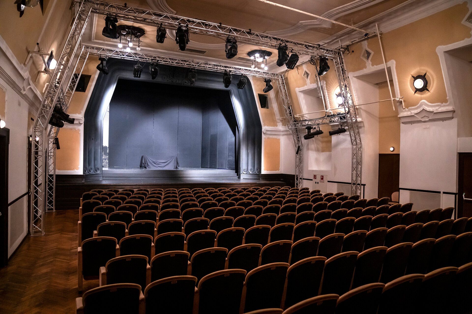 Ein beeindruckendes Theater mit einer einladenden Atmosphäre erwartet die Besucher. Die leeren Reihen der Sitzplätze laden dazu ein, sich auf unvergessliche Aufführungen zu freuen, während das sanfte Licht die Bühne in ein warmes Glühen taucht.