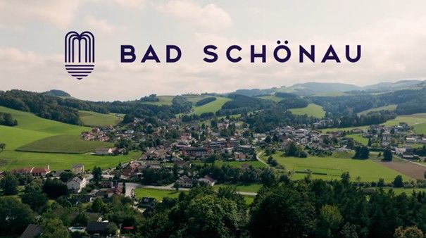 Der Ort Bad Schönau umgeben von grünen Feldern und Wald