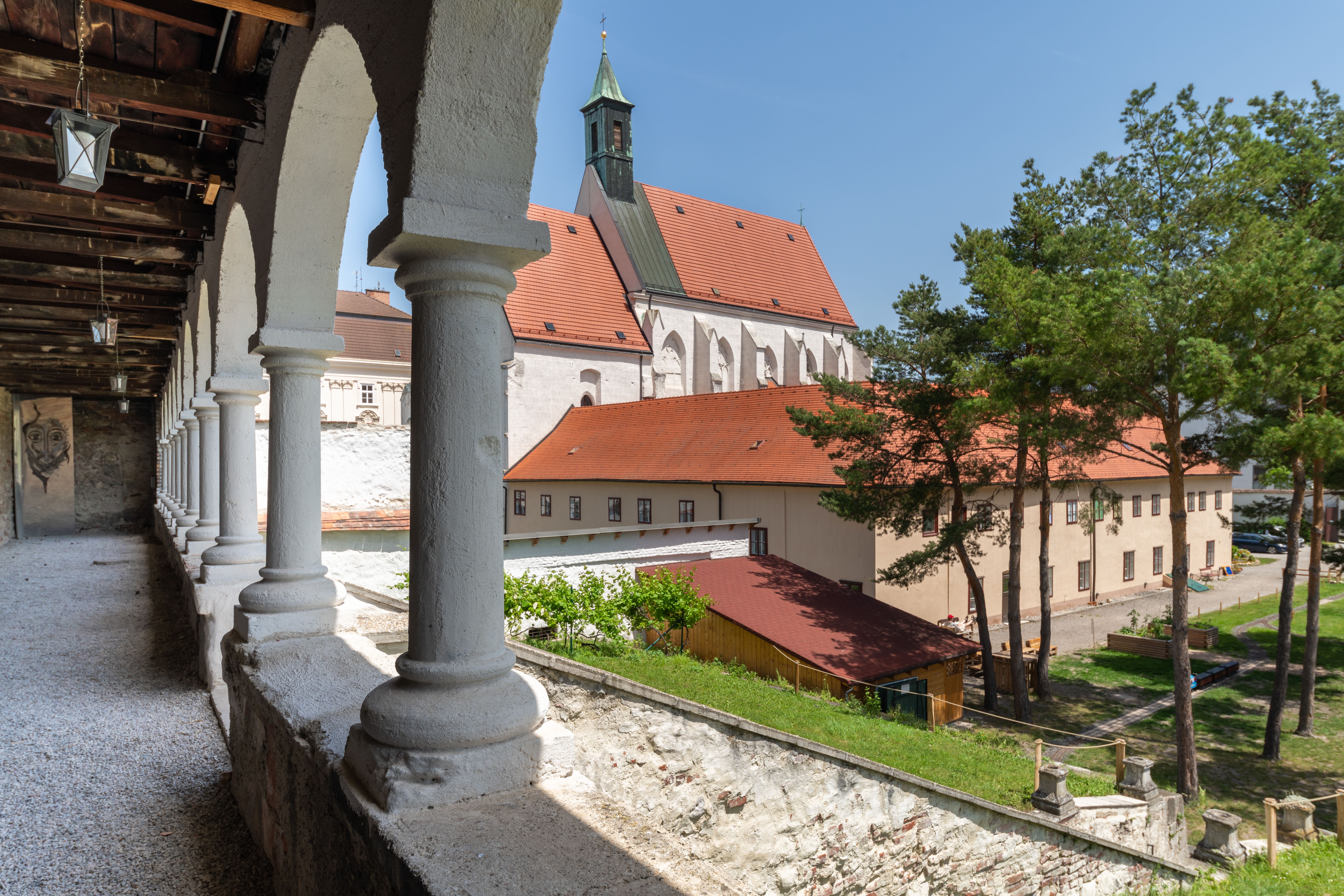 seitlicher Blick auf die historische Kapuzinerkirche 