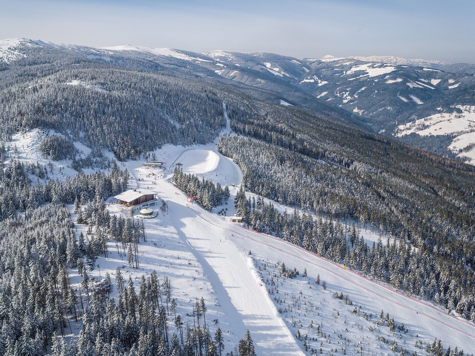 Die schneebedeckten Hänge laden zu unvergesslichen Winterabenteuern ein, während die klare, kalte Luft die Sinne erfrischt. Umgeben von majestätischen Bergen und dichten Wäldern, bietet dieser Ort eine perfekte Kulisse für Skifahrer und Naturliebhaber. Hier wird der Winter zum Erlebnis, das die Herzen höher schlagen lässt.