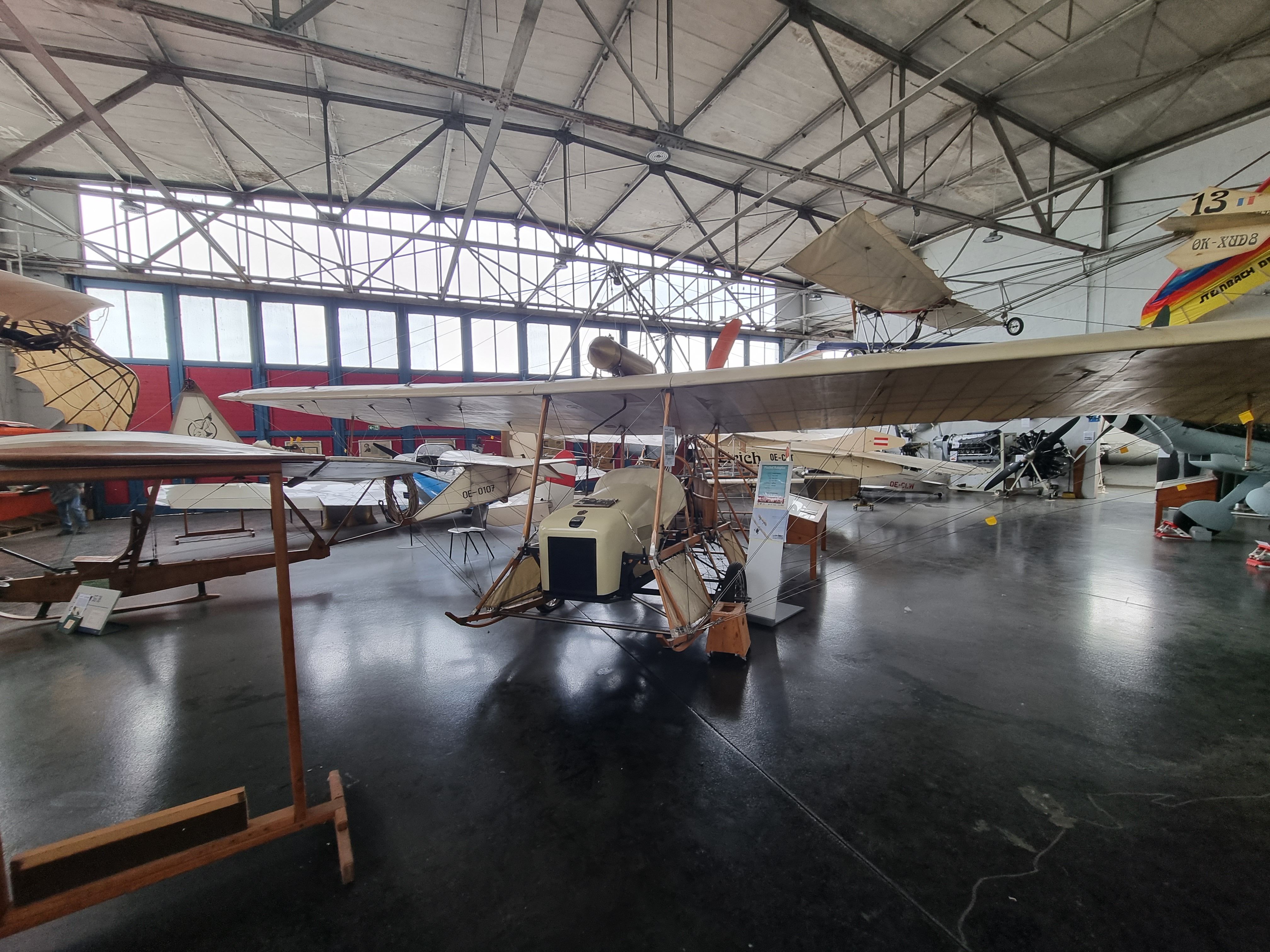 Große Halle mit Flugzeugen