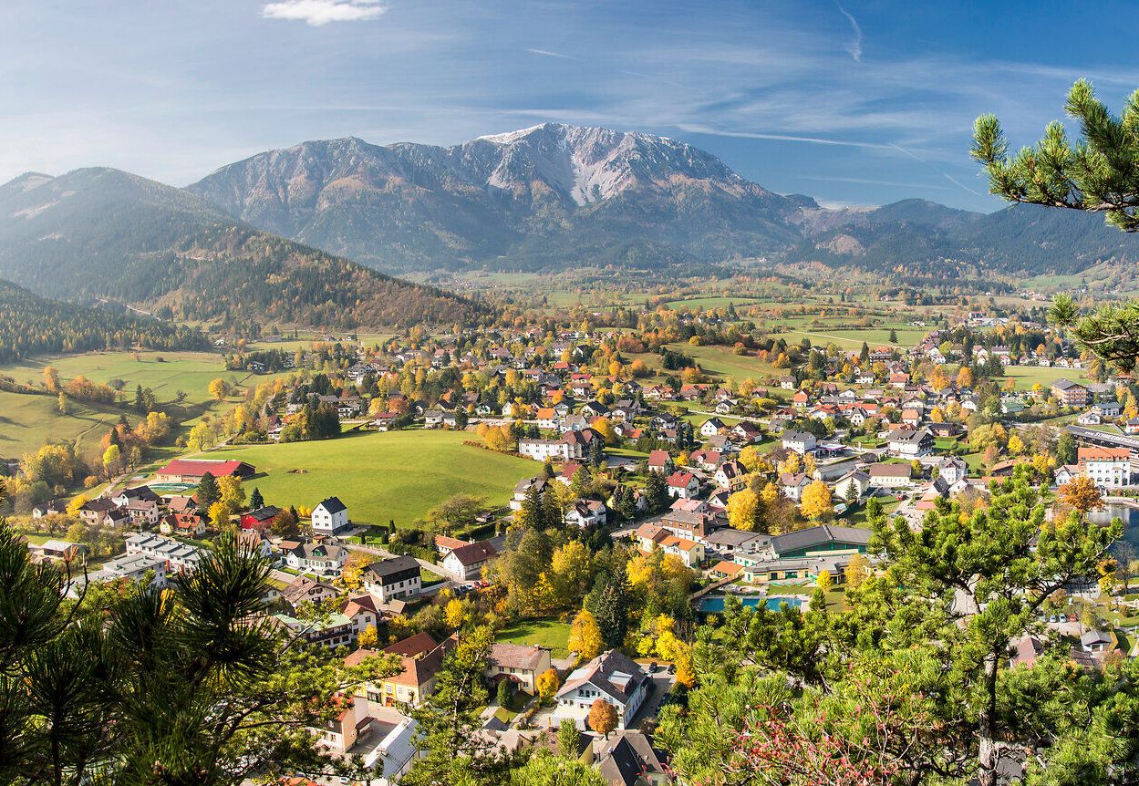 Blick auf Puchberg am Schneeberg mit dem Schneeberg im Hintergrund