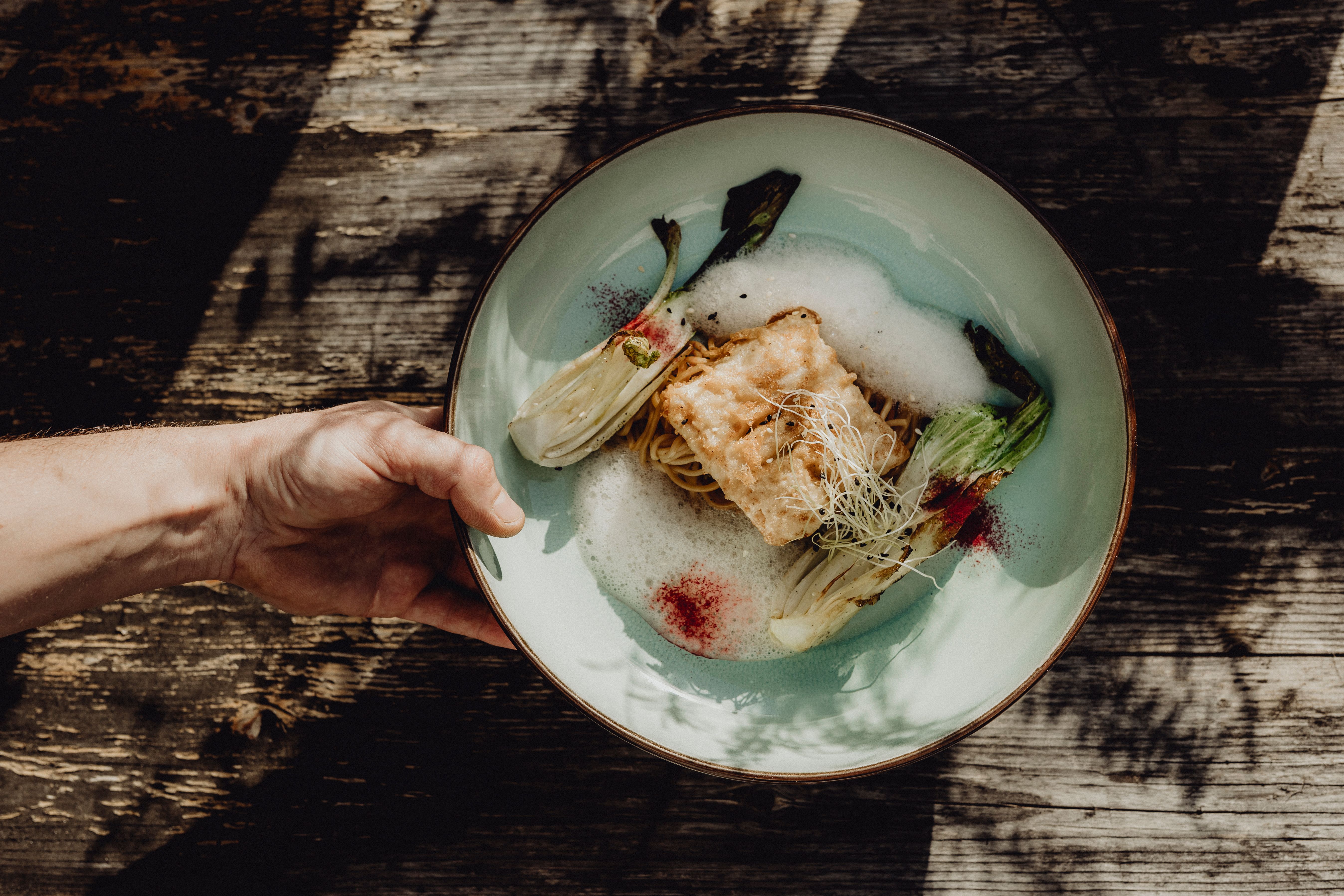 Genießen Sie ein köstliches Schnitzel, perfekt goldbraun gebraten, serviert mit frischen Petersilerdäpfeln und einer fruchtigen Preiselbeersauce. Diese traditionelle Speise lädt dazu ein, die herzliche Wirtshauskultur Niederösterreichs zu erleben und sich in einer gemütlichen Atmosphäre verwöhnen zu lassen.