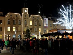 Hauptplatz und Rathaus im Advent, &copy; Stadtgemeinde Neunkirchen