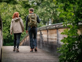 Zwei Wanderer auf einer Holzbrücke im Wald, © Wiener Alpen/Fülöp, Kremsl