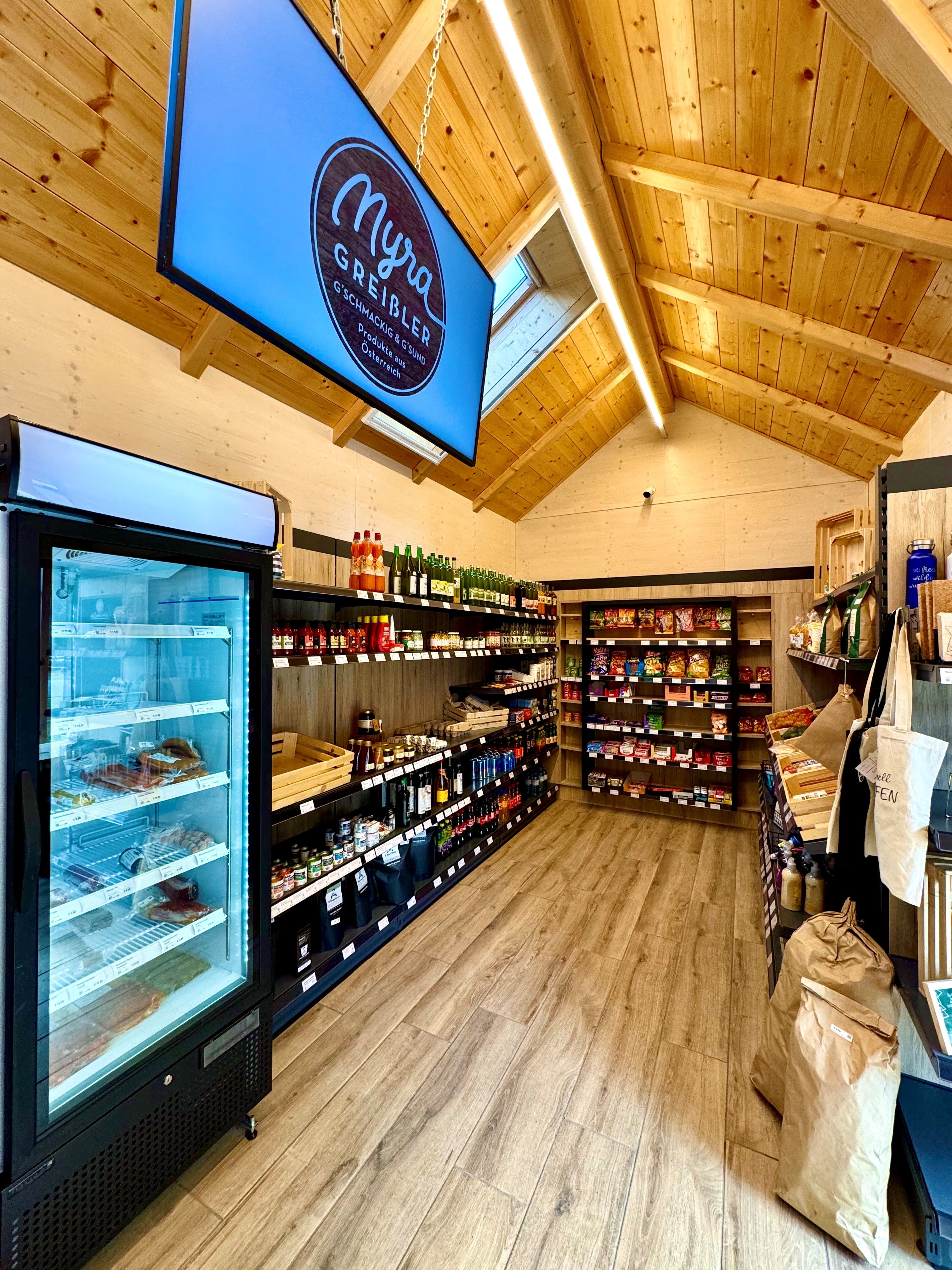 Shop von Innen mit Regalen und Produkten 