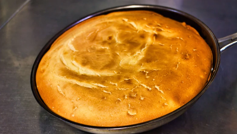 Eine Pfanne mit gebackenem Sauerrahmschmarrn.