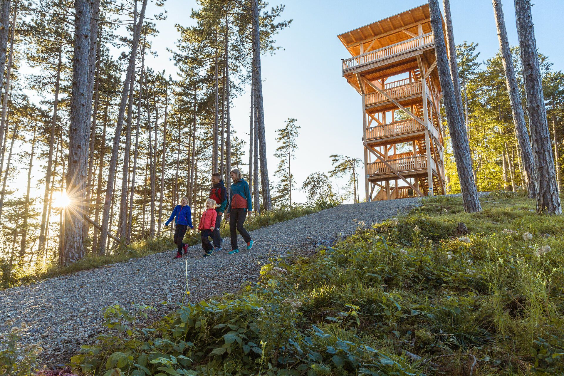 Familie mit Kindern auf dem Rückweg von der Aussichtswarte Lanzenkirchen