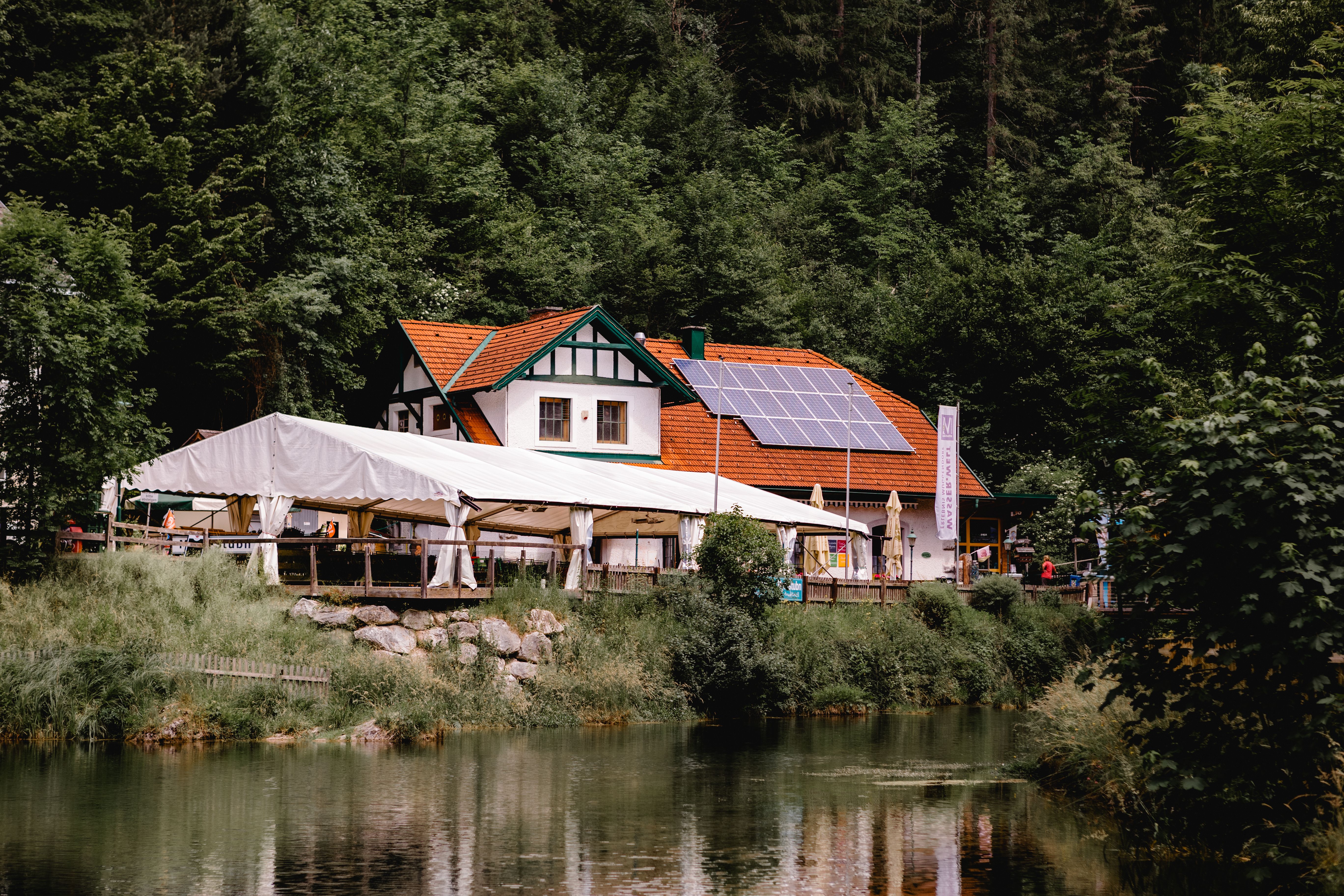 Restaurant Myrastubn Aussenansicht vor dem Wasser 