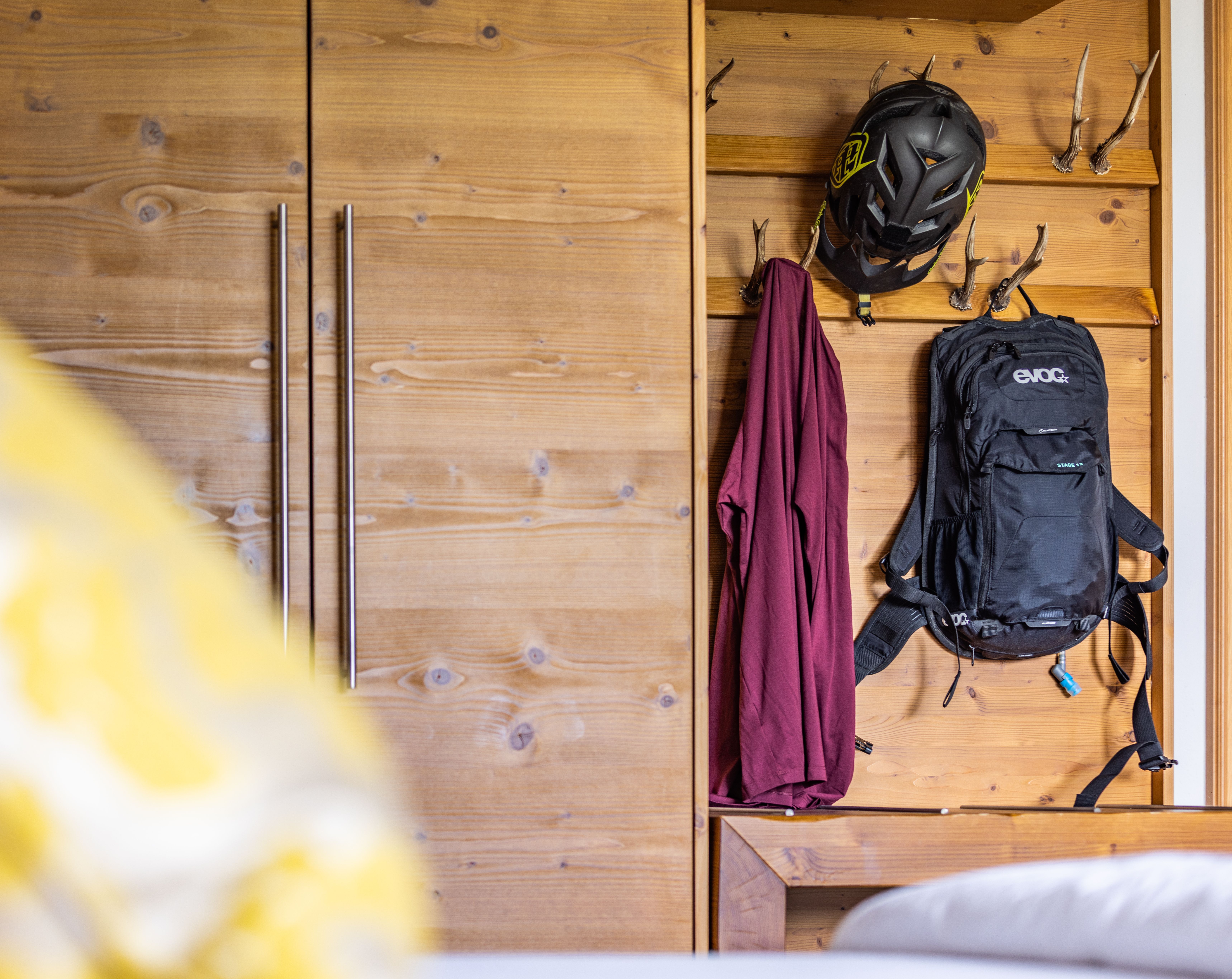 Zimmer mit Bikeutensillien in der Garderobe