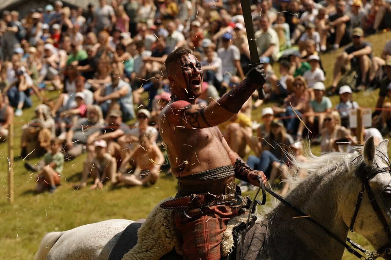 Fotos der Veranstaltung Keltenfestival im Freilichtmuseum in Schwarzenbach in der Buckligen Welt mit Kampfshow, Marktständen, Musikvorführungen und großem Lagerfeuer.