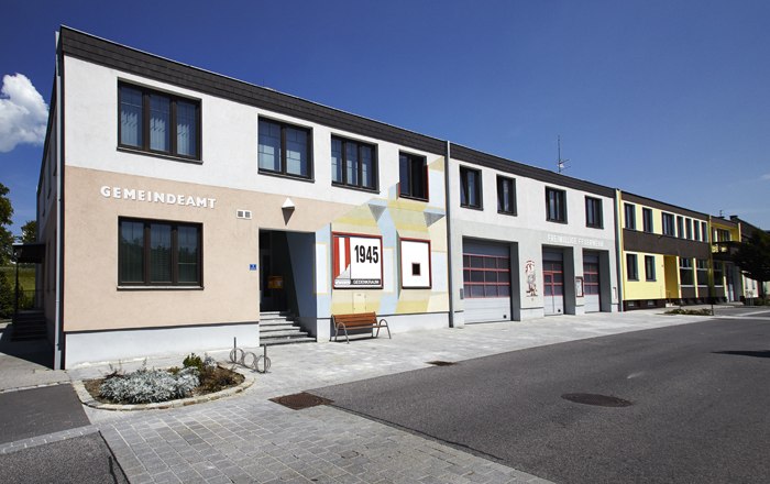 Building with the inscription 'Gemeindeamt' and '1945 Gedenkraum'.