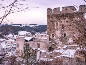 Az ausztriai Kirchschlag kast&eacute;ly romjai t&eacute;len, a h&aacute;tt&eacute;rben h&oacute;f&ouml;dte falakkal &eacute;s hegyekkel.