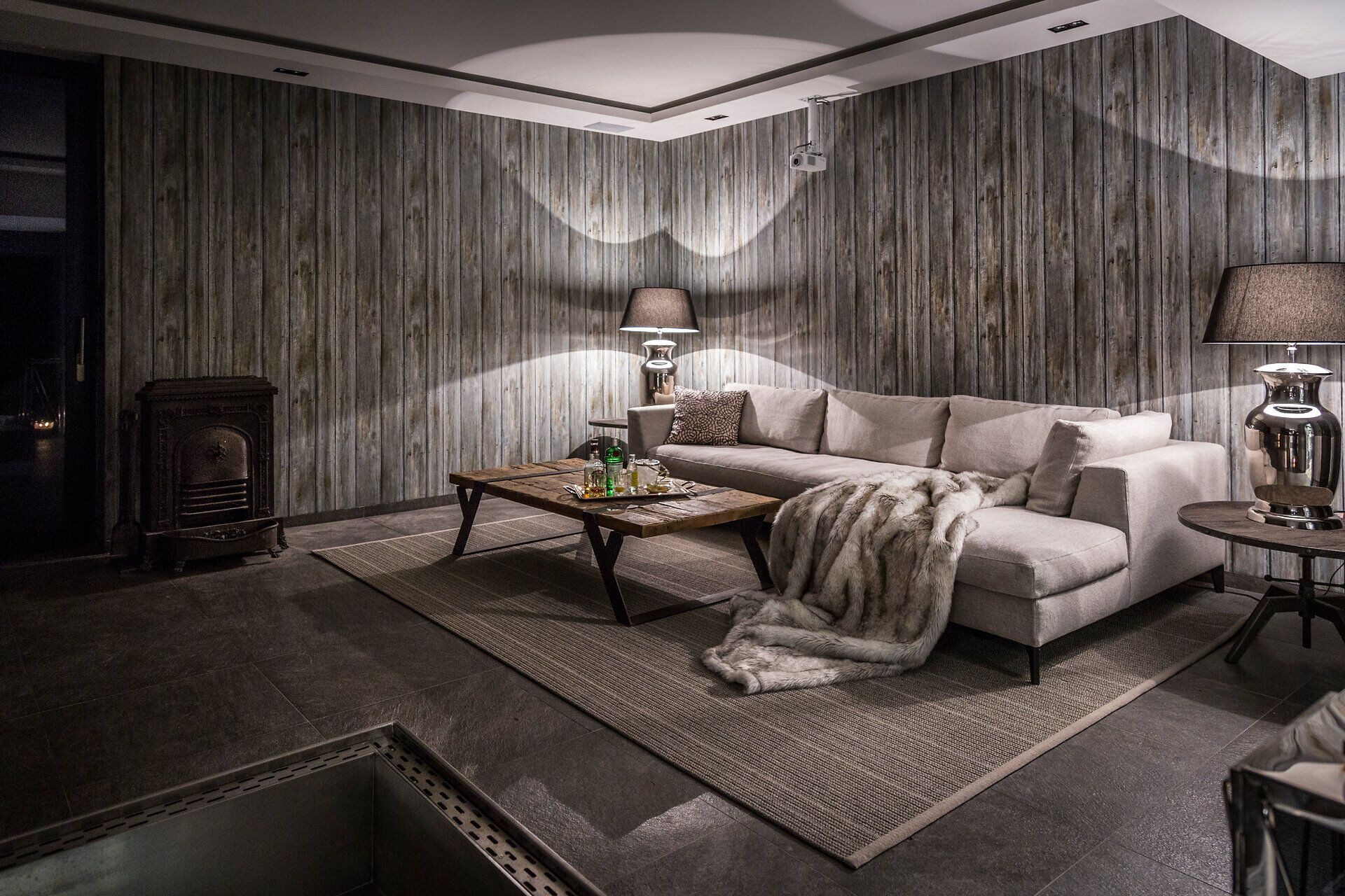 Gemütlicher Wohnbereich mit großem Sofa