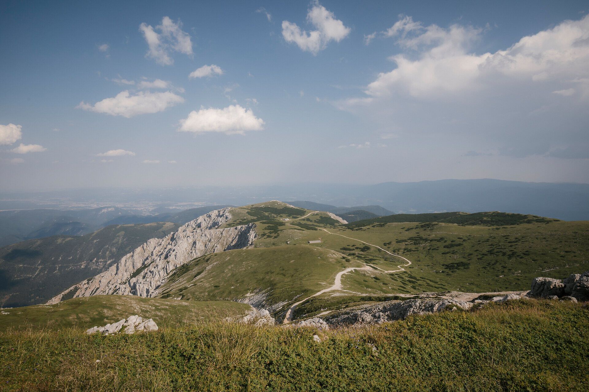 Panoramablick auf den Gebirgskamm mit Wanderweg beim Berghaus Hochschneeberg