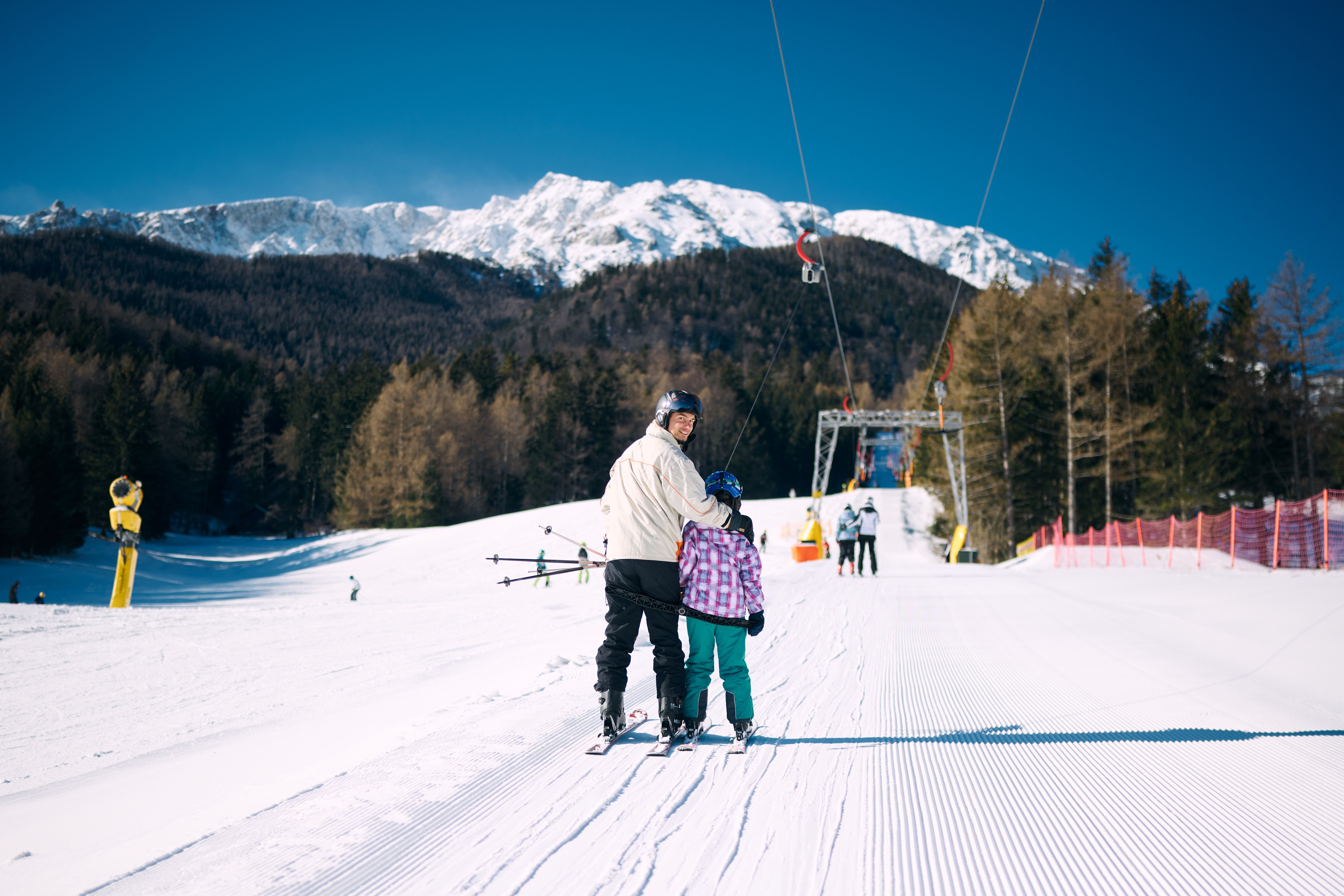 Skifahrer auf Schlepplift in Schneelandschaft 