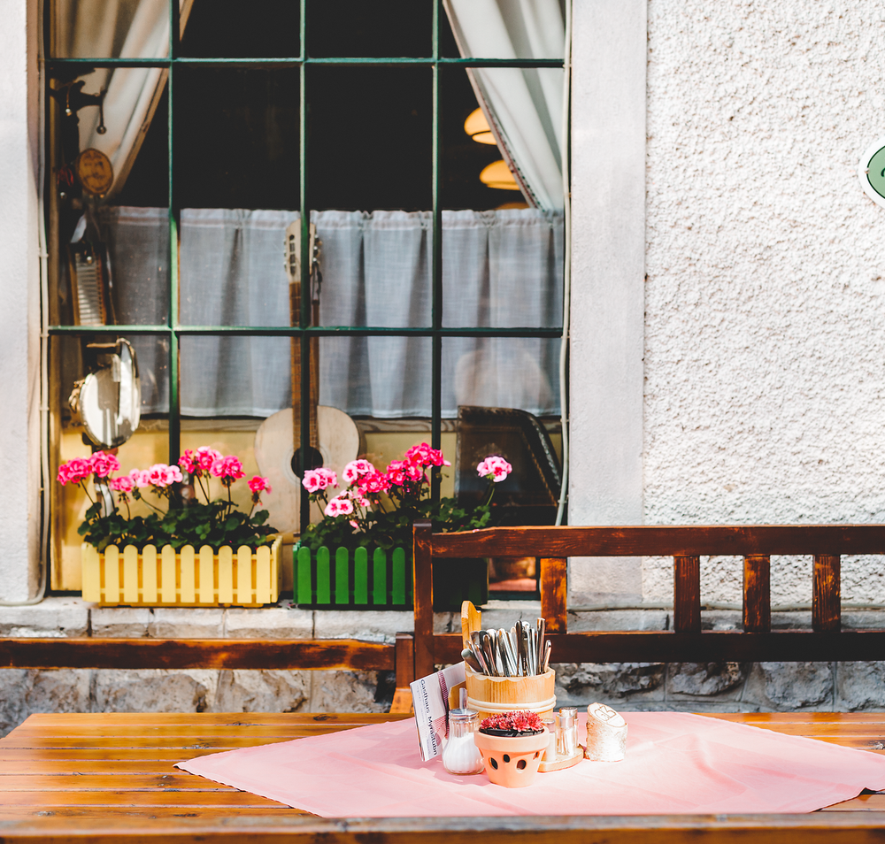 Im einladenden Gastgarten des Gasthauses Myrastubn blühen die Geranien in leuchtenden Farben und schaffen eine harmonische Atmosphäre. Die rustikalen Holzmöbel laden dazu ein, die frische Bergluft zu genießen und sich bei einem köstlichen Essen zu entspannen. Hier, umgeben von der Schönheit der Wiener Alpen, wird jeder Besuch zu einem unvergesslichen Erlebnis.
