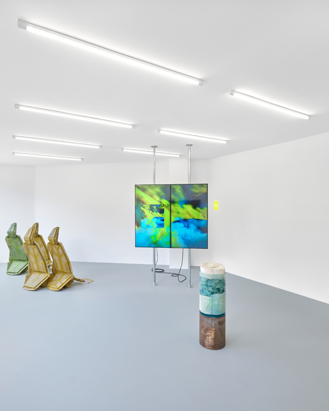 Kunstraum von innen mit Skulpturen und Gemälde