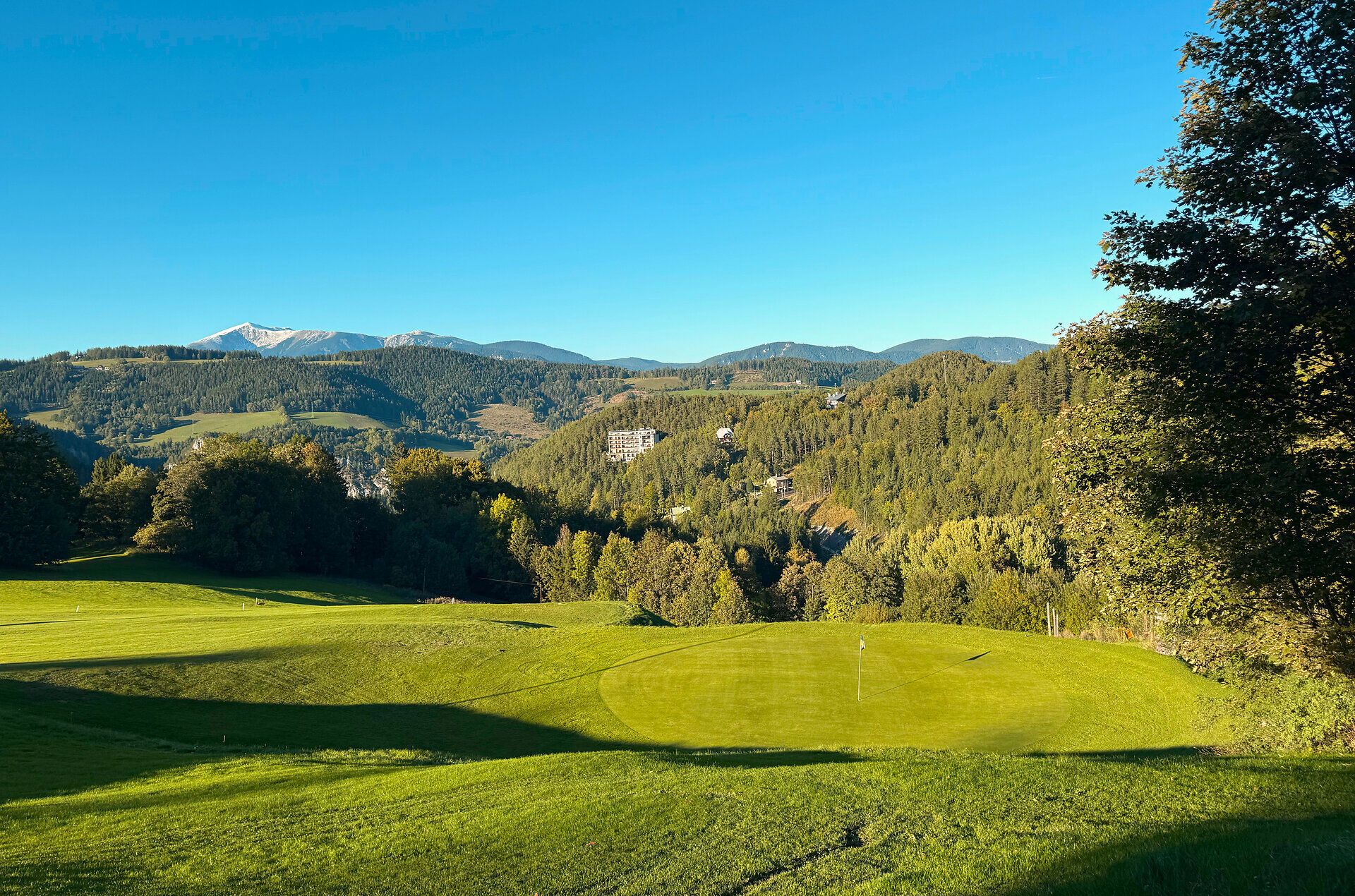Ausblick vom Golfclub Semmering mit dem Schneeberg im Hintergrund