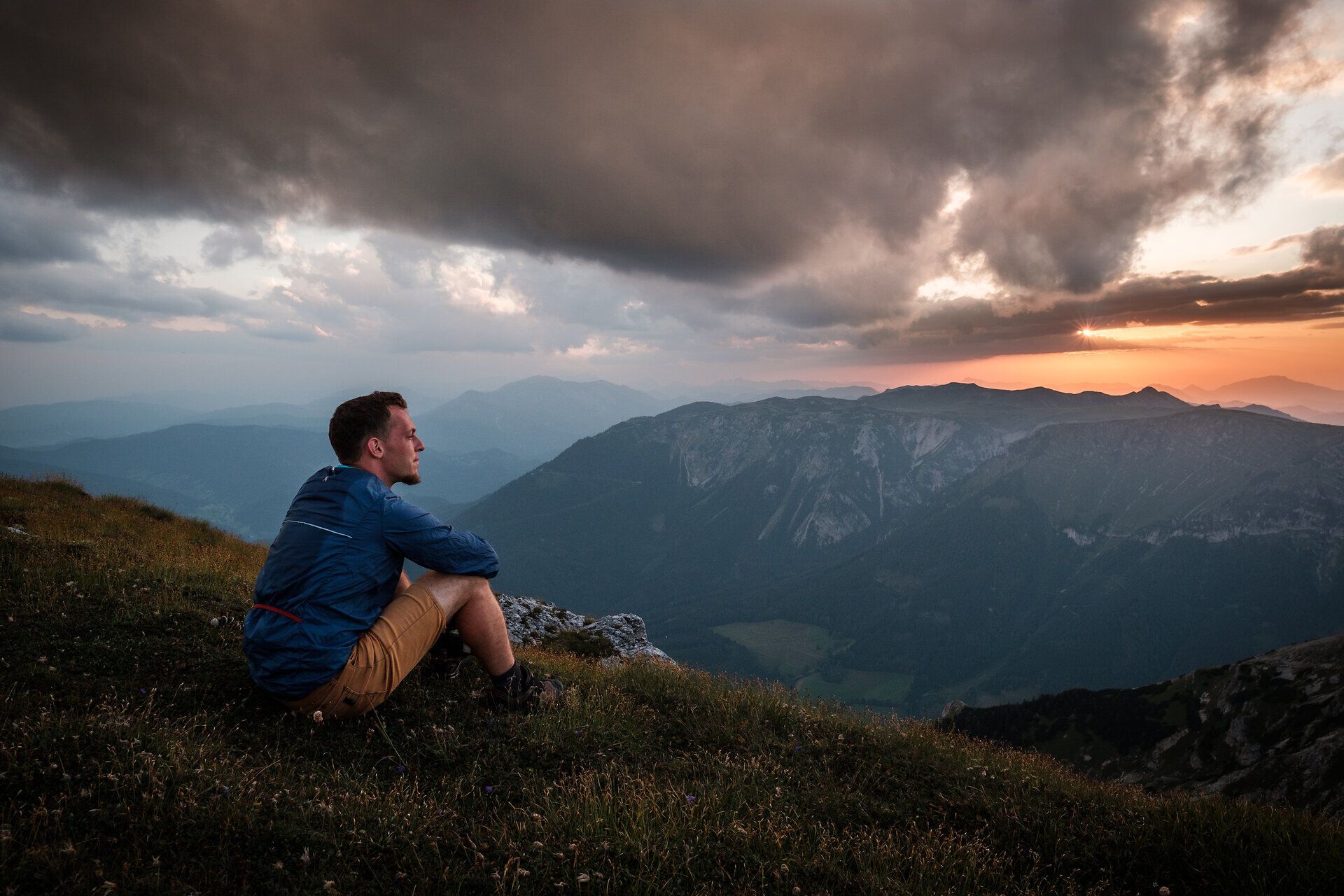 Die sanften Hügel der Rax laden zu einer Auszeit in der Natur ein. Während die Sonne langsam hinter den Bergen verschwindet, breitet sich ein warmes Licht über die Landschaft aus und schafft eine friedliche Atmosphäre. Hier, umgeben von majestätischen Gipfeln und der frischen Bergluft, findet man den perfekten Ort zum Entspannen und Genießen.
