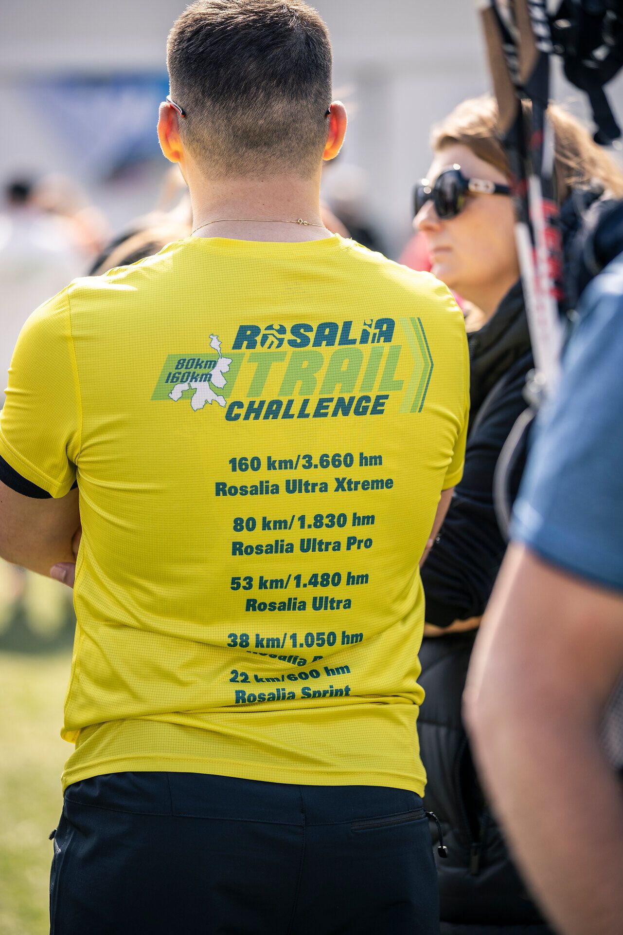 Ein Mann steht mit dem Rücken zur Kamera, er trägt ein „Rosalia Trail Challenge“-T-Shirt.