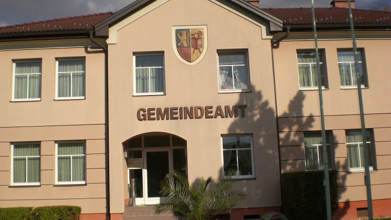 Frontansicht des Gemeindeamts Grafenbach-St. Valentin mit Wappen über dem Eingang.