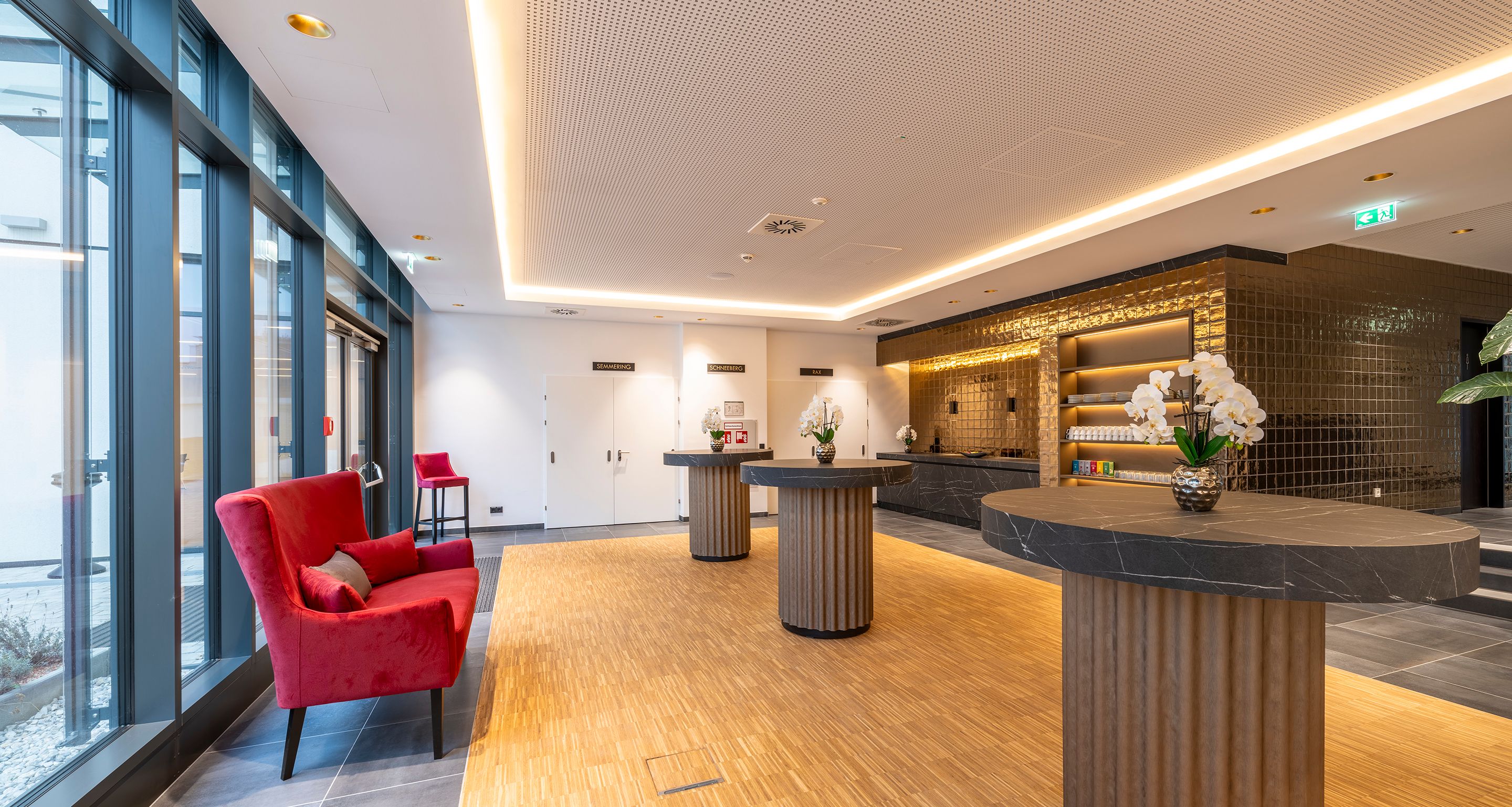 Bankettbereich mit großen Stehtischen, Terrasse und Bar/Buffet