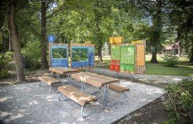 Wanderstartplatz im Kurpark Reichenau mit Infotafeln und Sitzbänken.