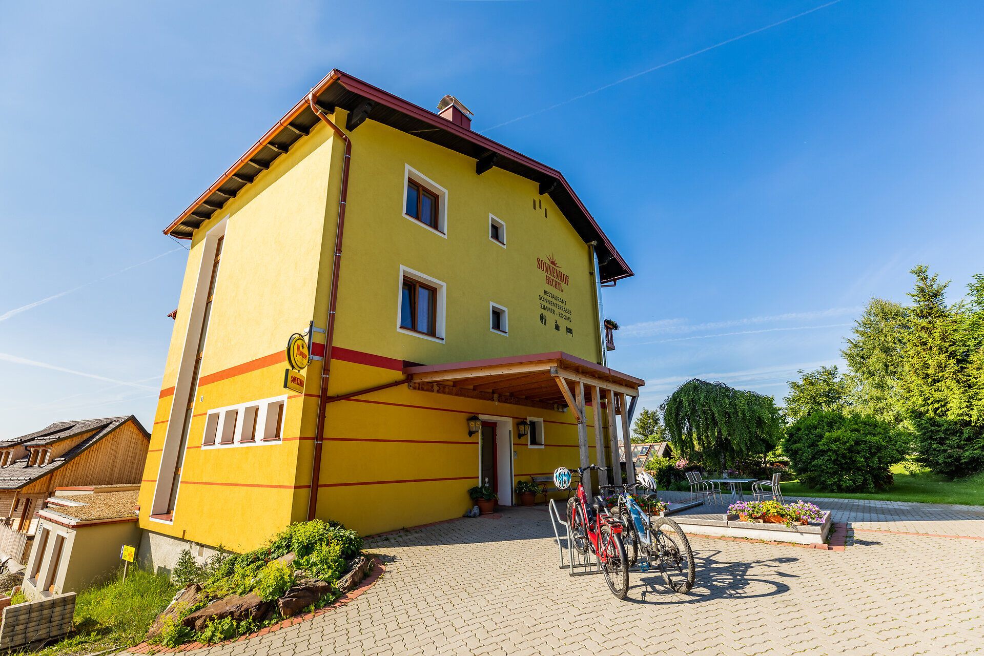 Zwei Fahrräder parken in einem Radständer auf dem Vorplatz des Sonnenhof Hechtl. 
