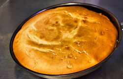 Eine Pfanne mit gebackenem Sauerrahmschmarrn.