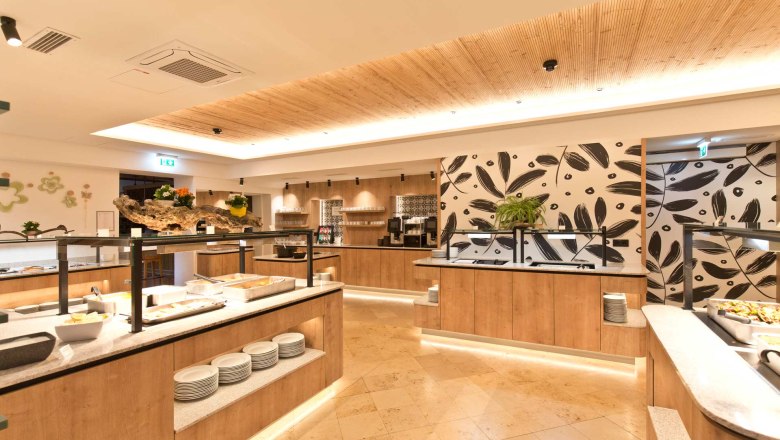 Moderner Buffetbereich mit Holzdekor und Pflanzen.