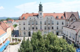 Blick auf den Hauptplatz von Neunkirchen mit dem Rathaus