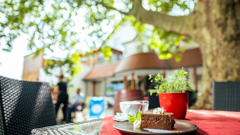 Kulinarisch wird man im Sommer im Gastgarten verwöhnt, © Wiener Alpen/Martin Fülöp