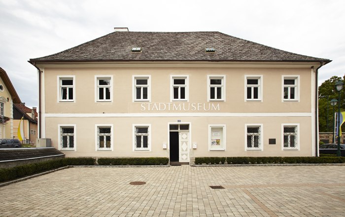 Facade of the Kirchschlag town museum with several windows and an entrance.