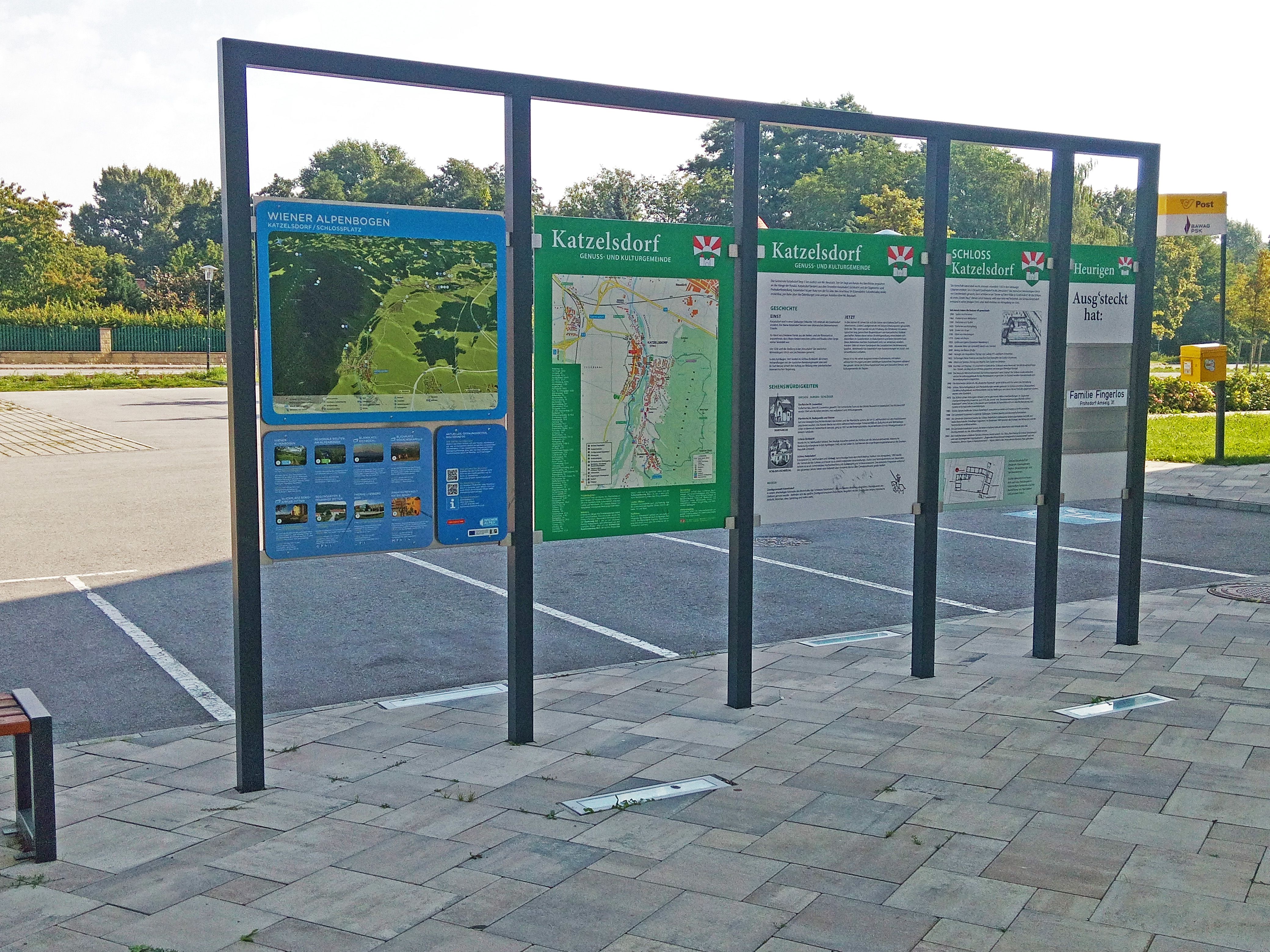 Informationstafeln am Wanderstartplatz Schloss Katzelsdorf.