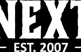 Logo mit dem Schriftzug 'NEXT EST. 2007' in Weiß auf schwarzem Hintergrund.