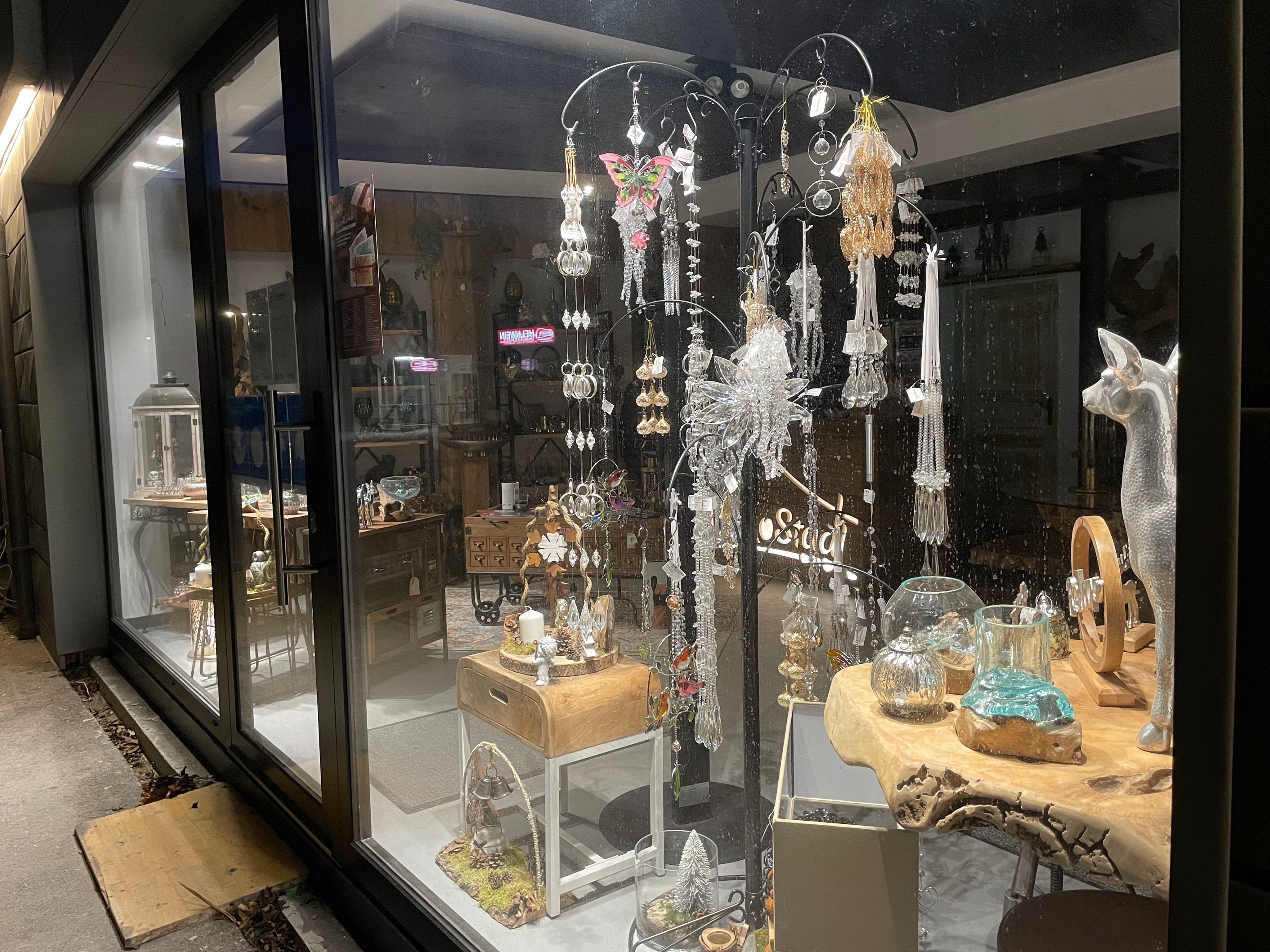 Schaufenster mit dekorativen Gegenständen und Kristallanhängern.