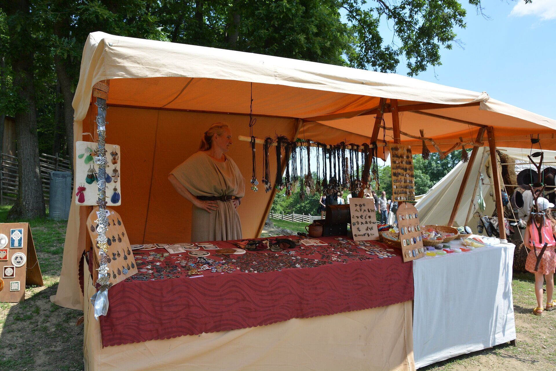 Fotos der Veranstaltung Keltenfestival im Freilichtmuseum in Schwarzenbach in der Buckligen Welt mit Kampfshow, Marktständen, Musikvorführungen und großem Lagerfeuer.