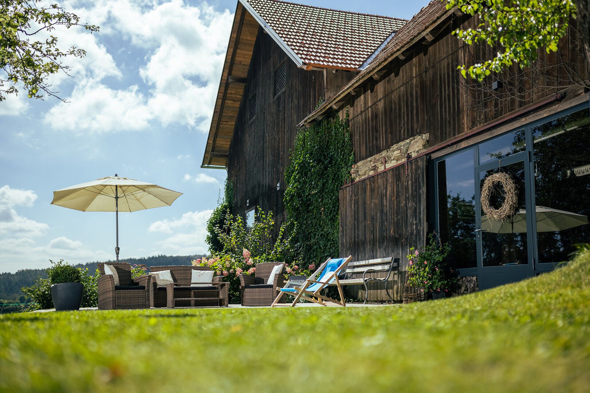 Bauernhof Dissauer in St. Corona am Wechsel mit seiner gemütlichen Terrasse und seinen Ziegenstall liegt in grüner Umgebung .